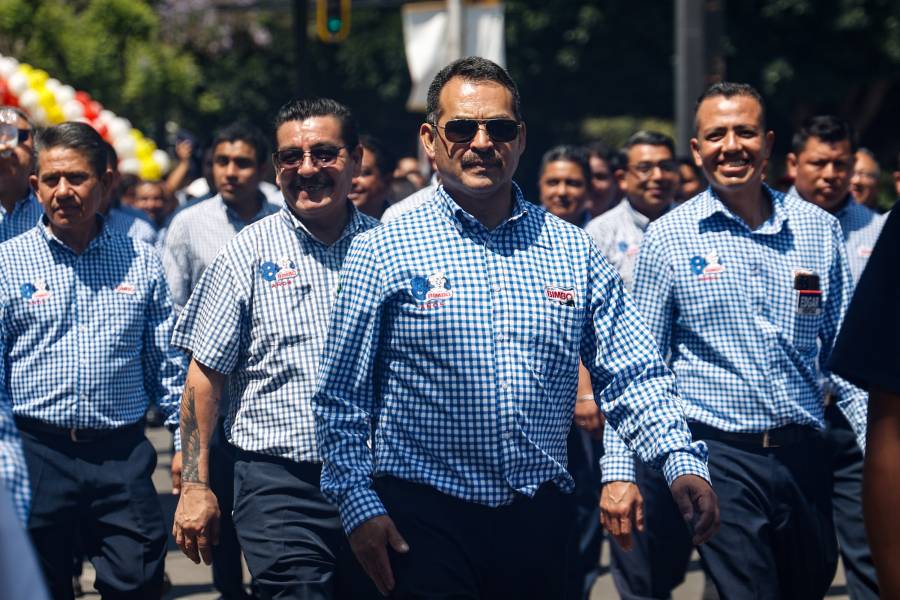 Marcha del 1 de mayo en Puebla choca con cerco policiaco en Casa Aguayo