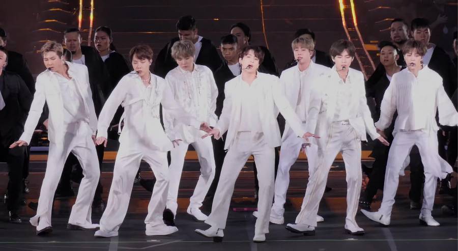 BTS desata euforia entre miles de fans en su regreso a la Ciudad de M&eacute;xico