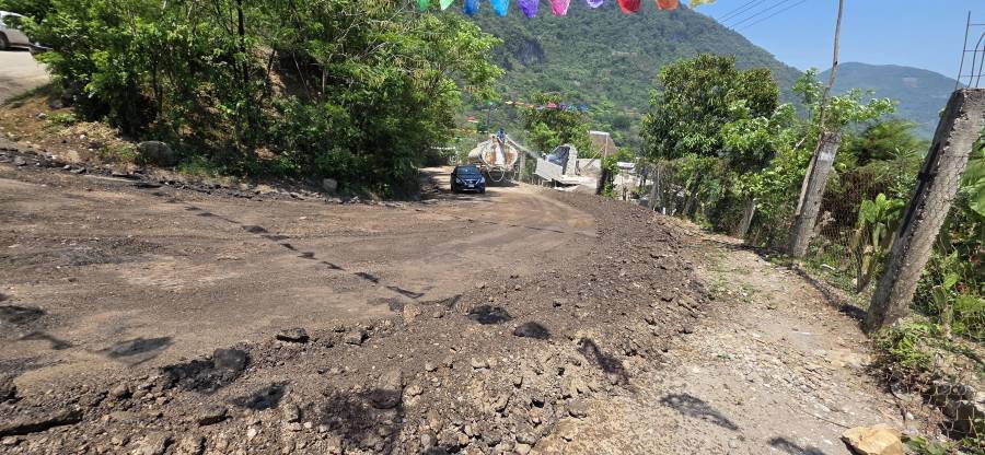 Gobierno de SLP supervisa construcci&oacute;n de camino en Tamazunchale que beneficiar&aacute; a 10 mil habitantes