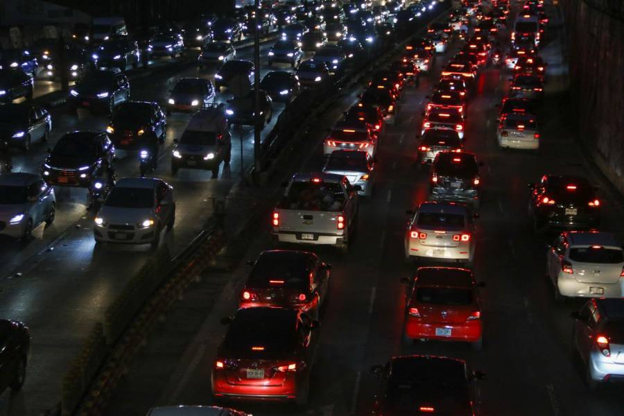 Paseo Constituyentes registra afectaciones viales por retiro de estructura met&aacute;lica