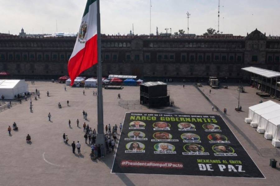 Colectivo coloca manta en Z&oacute;calo acusando a pol&iacute;ticos de nexos con el cr&iacute;men organizado