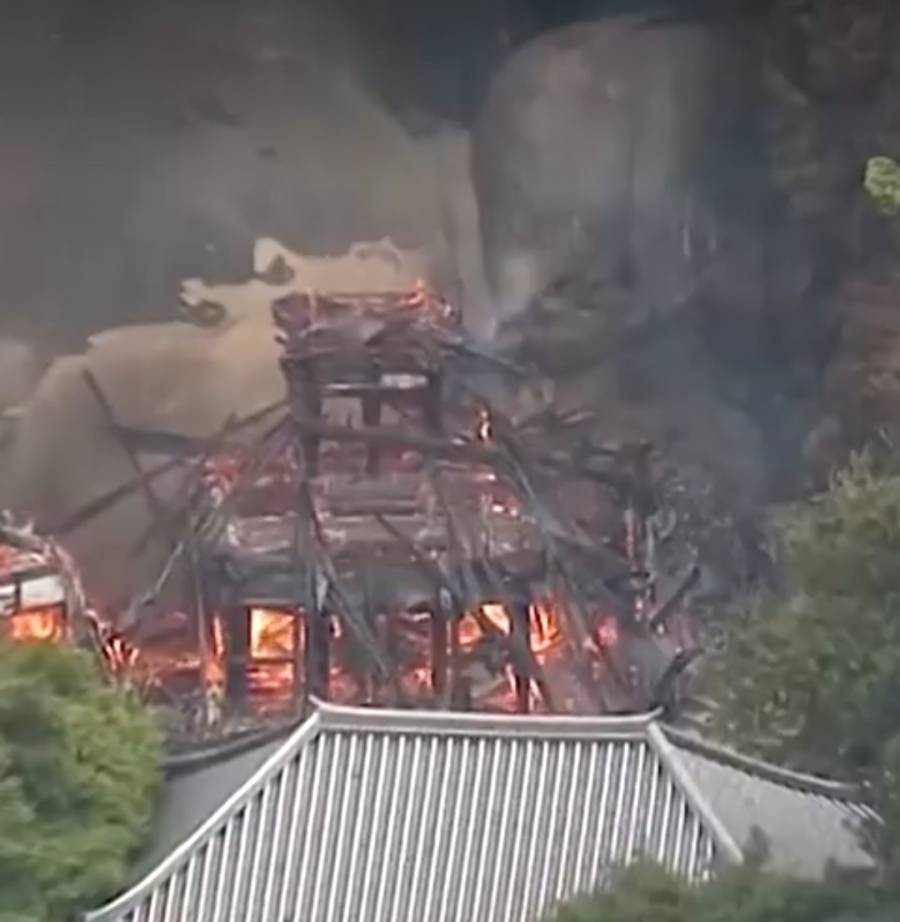 Incendio consume hist&oacute;rico templo budista en Jap&oacute;n; logran salvar la emblem&aacute;tica “llama eterna”