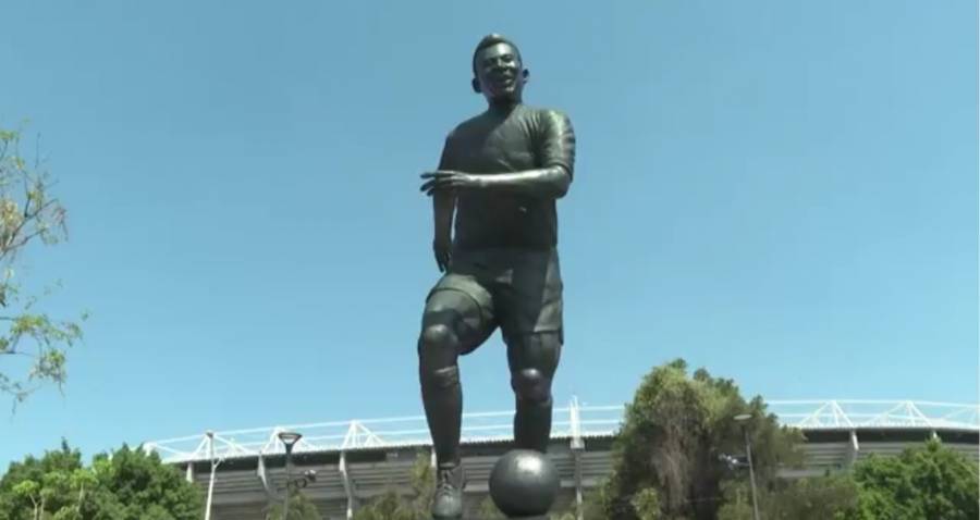 Guadalajara rinde homenaje a Pel&eacute; con monumental  escultura en el Estadio Jalisco