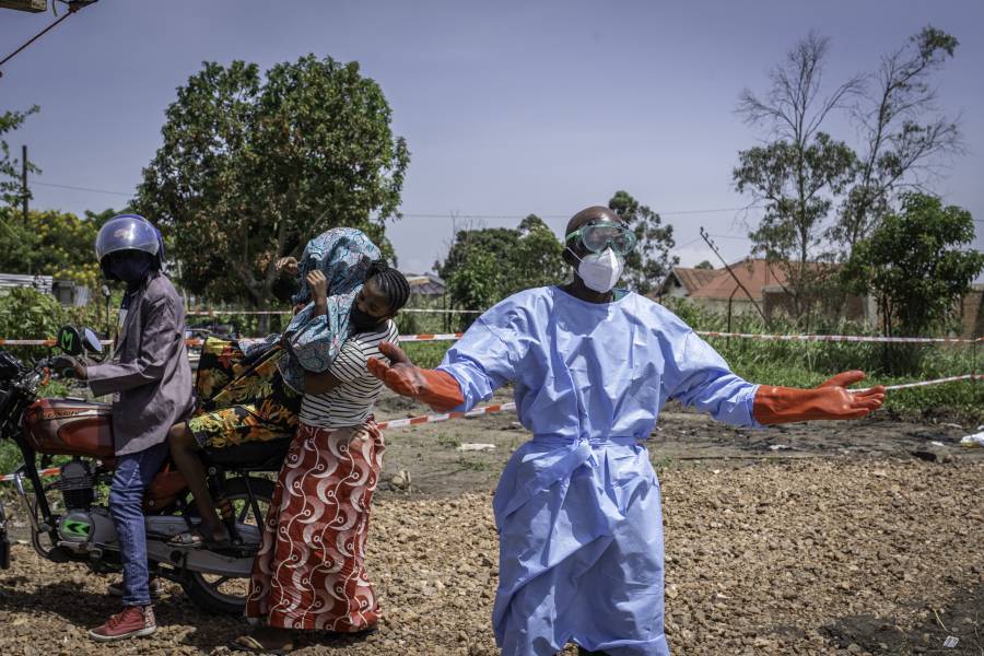 Uganda cierra temporalmente su frontera con RD Congo por epidemia de &eacute;bola