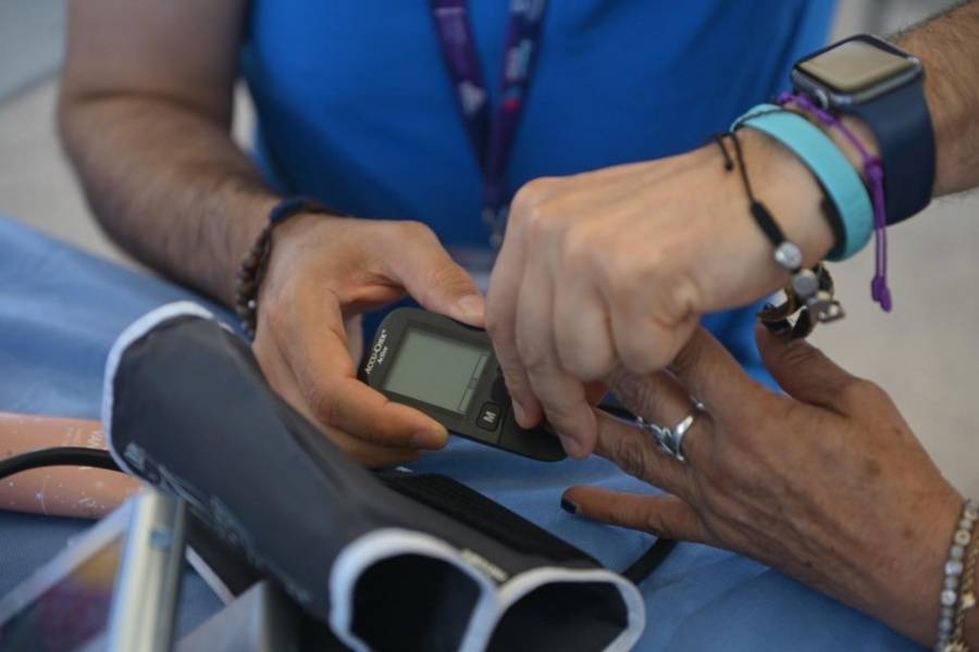 Feria de la Salud y Servicios en Ju&aacute;rez acerca atenci&oacute;n m&eacute;dica y tr&aacute;mites a la comunidad