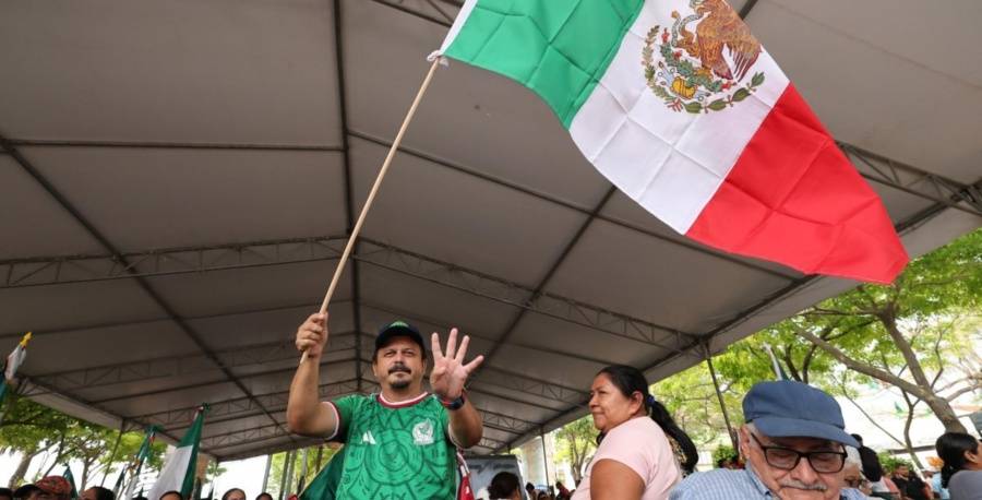 Plaza de Armas se cubre de banderas tricolores para festejar el triunfo hist&oacute;rico de la transformaci&oacute;n hace dos a&ntilde;os