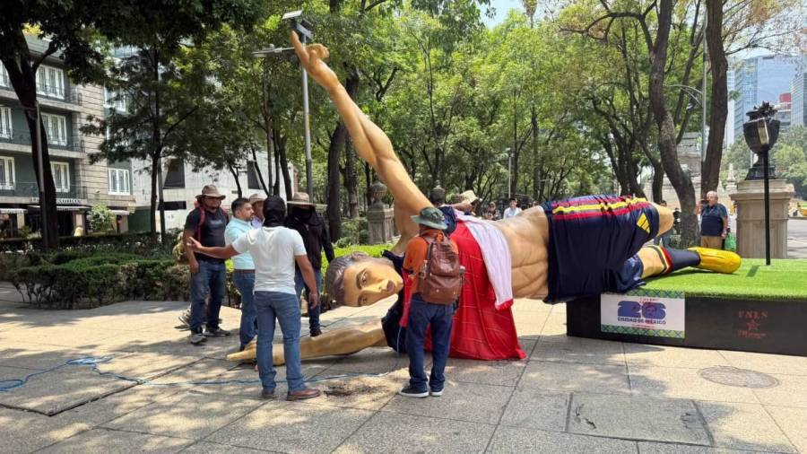 CNTE derriba figuras mundialistas en Reforma; Cravioto llama a respetar derecho a disfrutar el Mundial