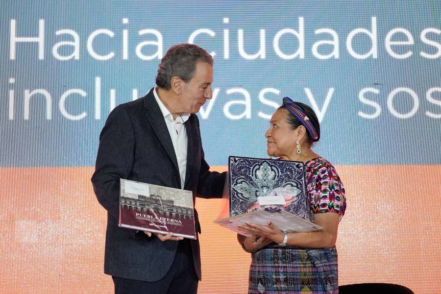 Rigoberta Mench&uacute; llama en Puebla a resolver conflictos sin violencia