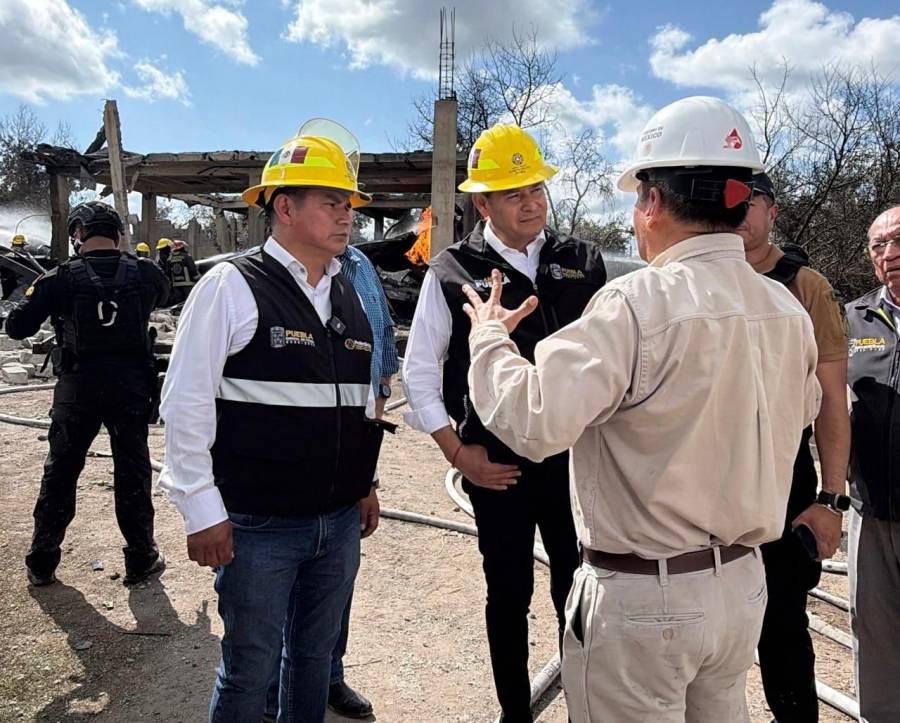 Armenta pide a FGR y FGE investigar explosi&oacute;n de pipas en Tepeaca y castigar a responsables