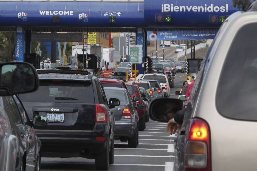 Taxista protagoniza violento asalto en caseta de Celaya y embiste a elemento de la Guardia Nacional