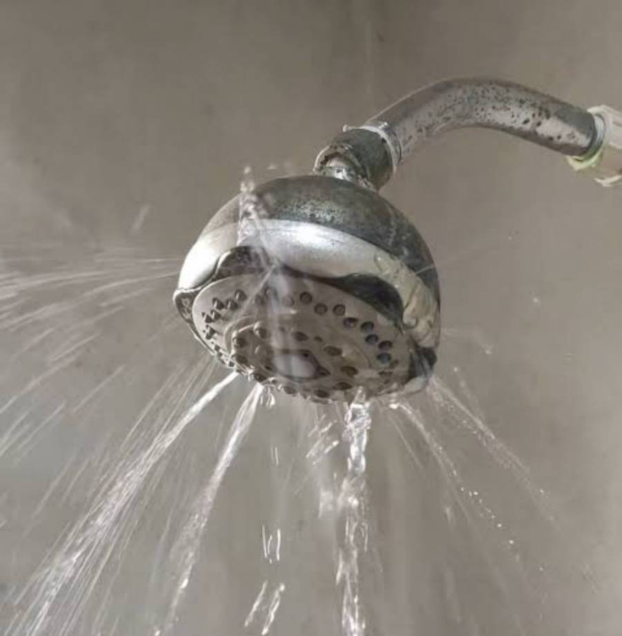 C&oacute;mo destapar la regadera y recuperar la presi&oacute;n del agua con vinagre
