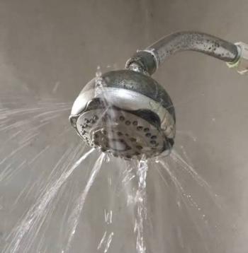 C&oacute;mo destapar la regadera y recuperar la presi&oacute;n del agua con vinagre