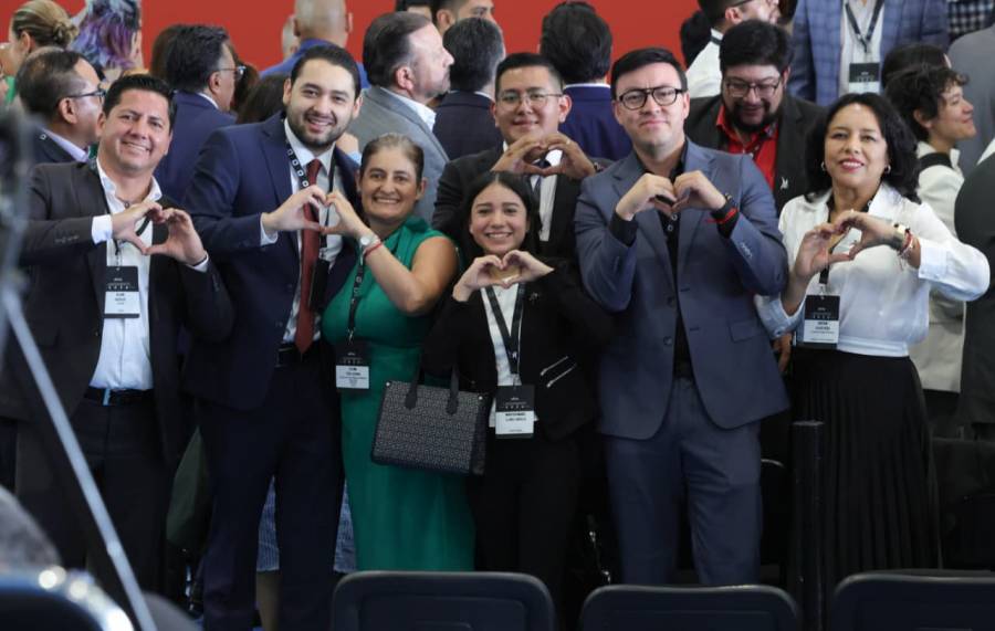 Gobierno Federa presenta Olinia; talento poblano, clave en primera fase del veh&iacute;culo