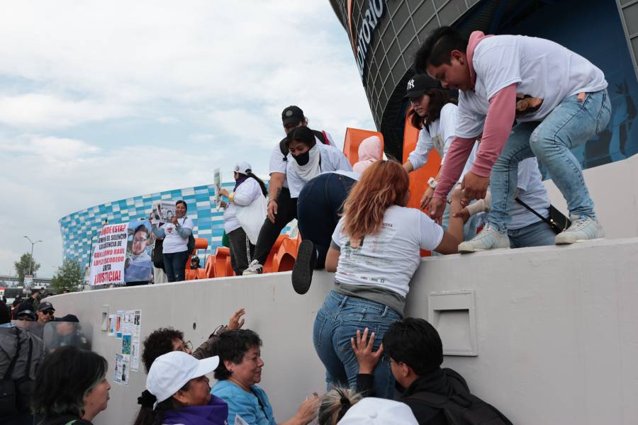 Entre la fiebre mundialista y el dolor: madres buscadoras protestan cerca del estadio Cuauhtémoc