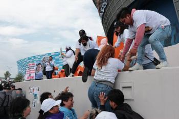 Entre la fiebre mundialista y el dolor: madres buscadoras protestan cerca del estadio Cuauht&eacute;moc