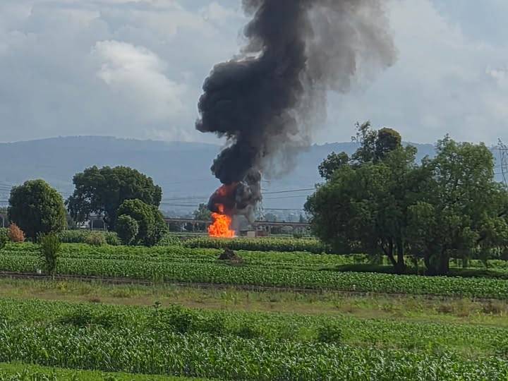 Pemex controla fuga de gas provocada por toma clandestina en Tlalancaleca