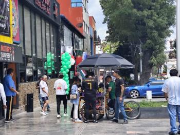Avenida Ju&aacute;rez vive la fiebre futbolera desde horas antes del M&eacute;xico vs Sud&aacute;frica