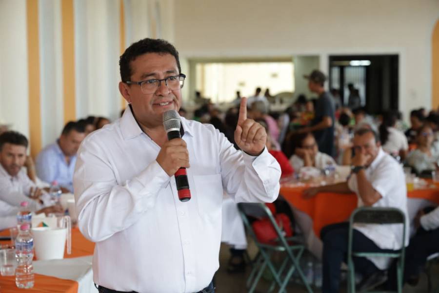 Reconoce diputado P&aacute;vel Gaspar labor de maestras y maestros de la Mixteca Poblana