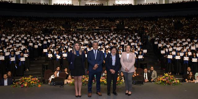 Acompa&ntilde;a Rectora Lilia Cedillo a estudiantes del Complejo Regional Centro en su graduaci&oacute;n