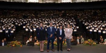 Acompa&ntilde;a Rectora Lilia Cedillo a estudiantes del Complejo Regional Centro en su graduaci&oacute;n