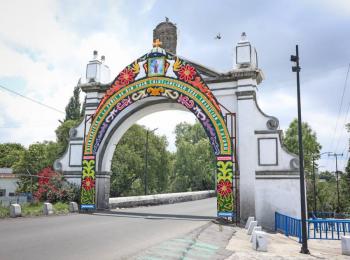 Omar Mu&ntilde;oz presenta enflorado de feria en el Puente de M&eacute;xico