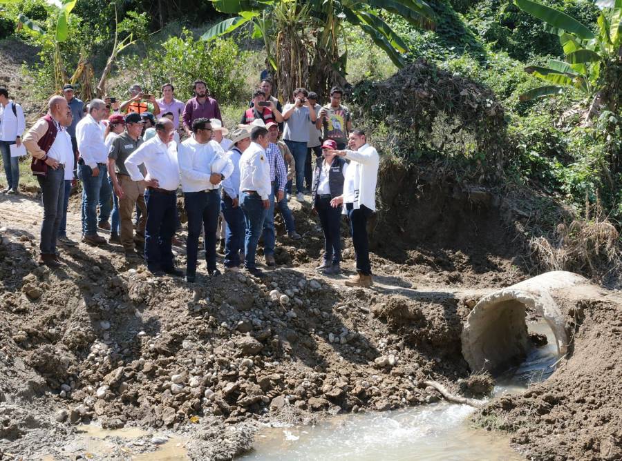 Iniciar&aacute;n reconstrucci&oacute;n de 42 carreteras y 22 puentes da&ntilde;ados por lluvias en la Sierra Norte