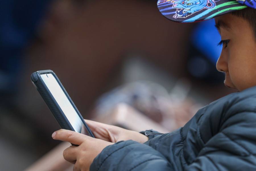 Morena impulsa en San Lázaro discusión para restringir celulares en escuelas