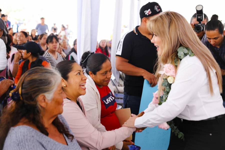 Encabeza Ceci Arellano jornada del SEDIF en beneficio de familias de Santo Tom&aacute;s Hueyotlipan