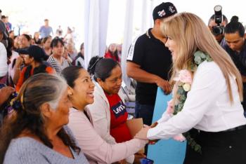 Encabeza Ceci Arellano jornada del SEDIF en beneficio de familias de Santo Tom&aacute;s Hueyotlipan