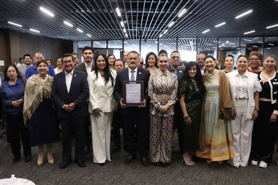 Unidad para la Igualdad de G&eacute;nero del Congreso entrega reconocimiento al presidente de la Fundaci&oacute;n C&aacute;ritas Puebla