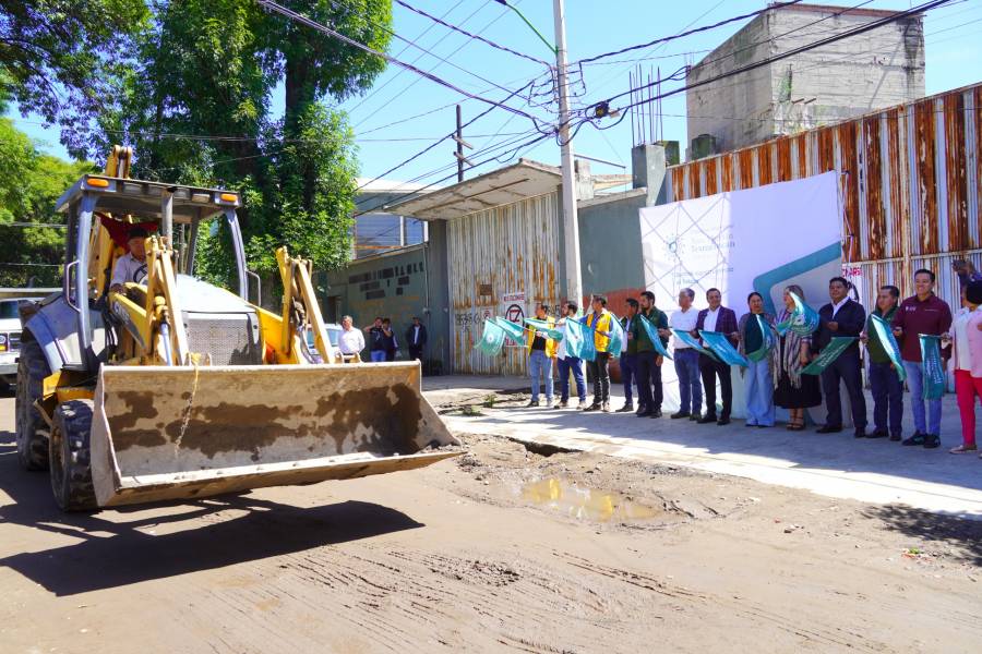 Edil de Texmelucan encabeza inicio de pavimentaci&oacute;n con concreto en Calle Mujica y Osorio