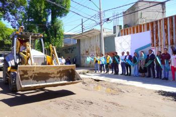 Edil de Texmelucan encabeza inicio de pavimentaci&oacute;n con concreto en Calle Mujica y Osorio