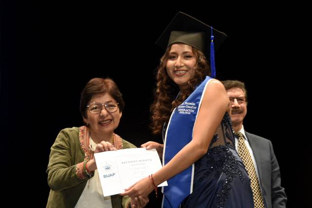Reconoce Rectora Lilia Cedillo compromiso social de egresados de Econom&iacute;a y Finanzas