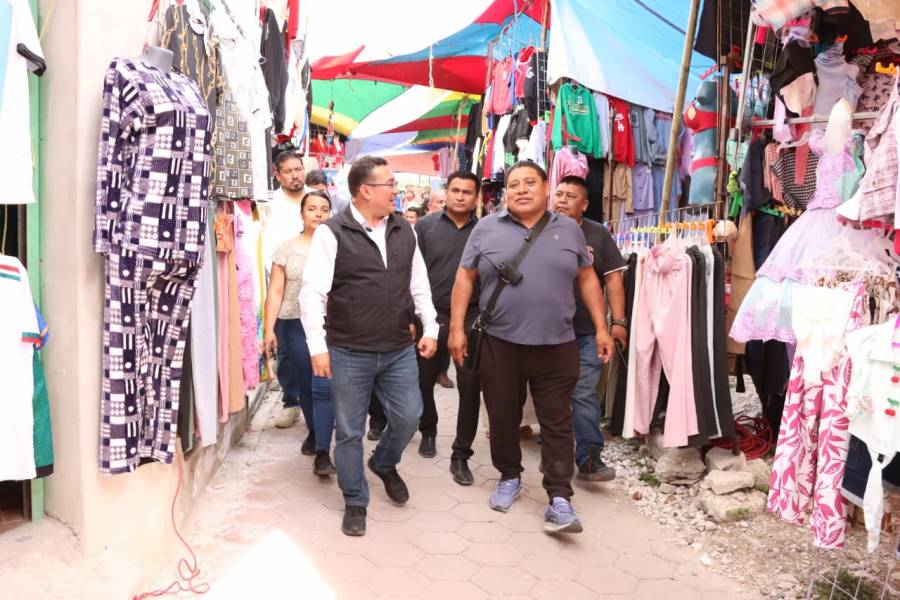 Impulsa diputado P&aacute;vel Gaspar obras comunitarias y atiende necesidades de comerciantes de la Mixteca poblana
