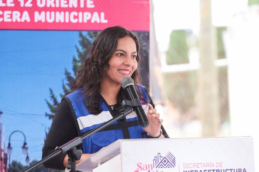 La espera termin&oacute;, inicia Lupita Cuautle pavimentaci&oacute;n de la calle 12 oriente