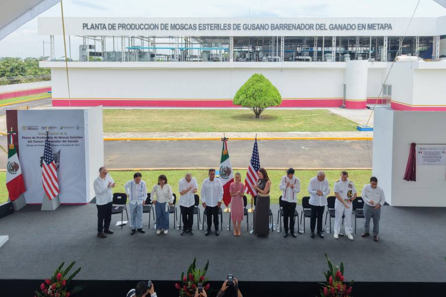 Sheinbaum inaugura planta binacional para combatir el gusano barrenador