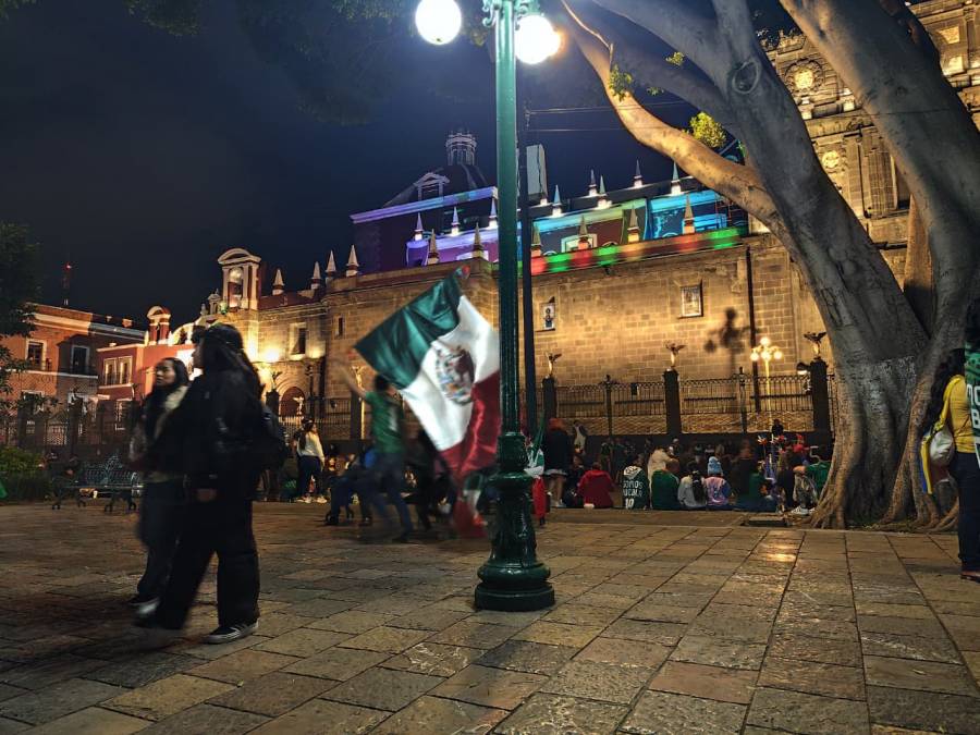 Z&oacute;calo de Puebla estalla con el triunfo de M&eacute;xico sobre Ecuador y el pase a octavos
