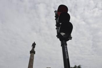 Festejos por triunfo de M&eacute;xico dejan sem&aacute;foros da&ntilde;ados en Puebla