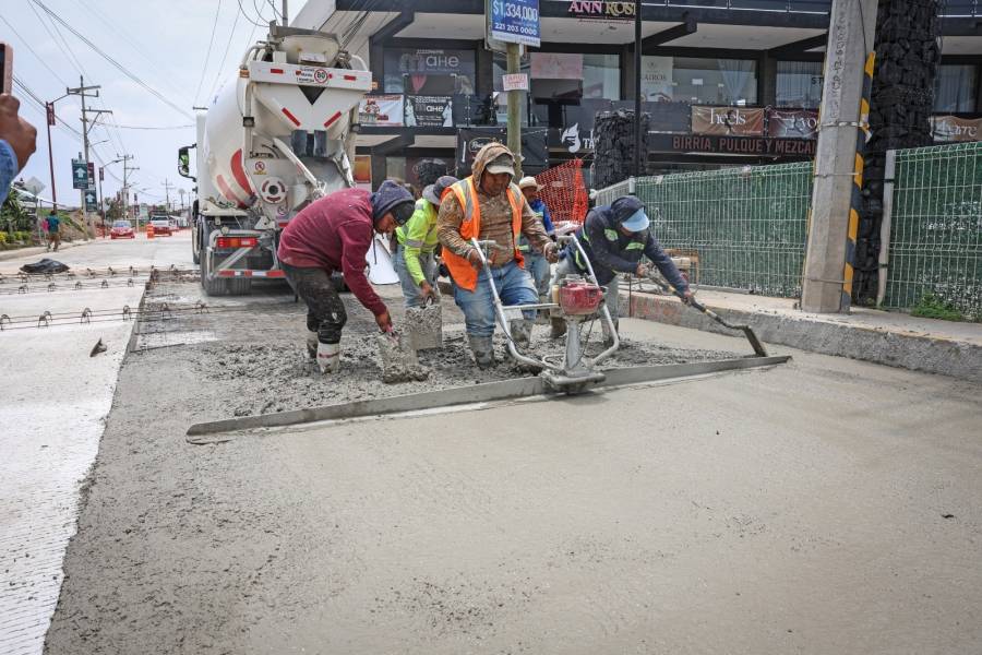Supervisa Omar Mu&ntilde;oz avances de la pavimentaci&oacute;n de la calle Tlaxcala