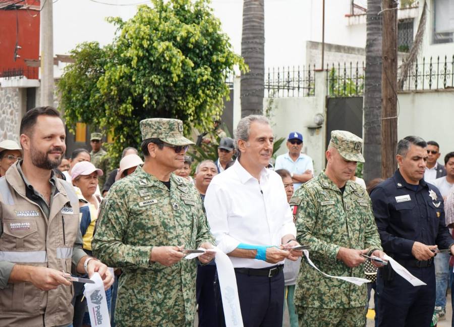 Entrega Pepe Chedraui rehabilitaci&oacute;n vial en la Junta Auxiliar Ignacio Zaragoza, con el Tren Capitalino de Pavimentaci&oacute;n