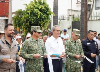 Entrega Pepe Chedraui rehabilitaci&oacute;n vial en la Junta Auxiliar Ignacio Zaragoza, con el Tren Capitalino de Pavimentaci&oacute;n