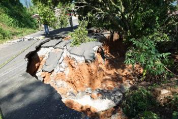 Gobierno del Estado repara da&ntilde;o al tramo carretero Azumbilla-Tlacotepec