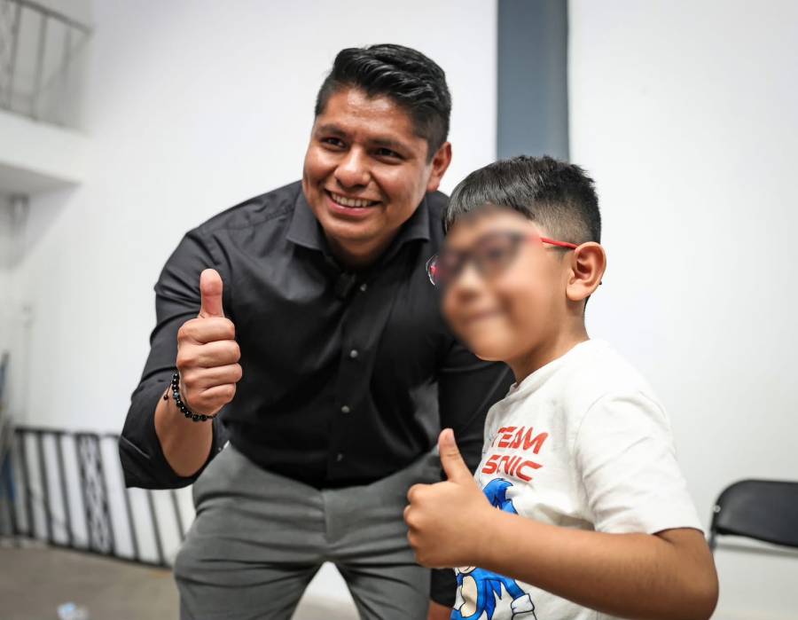 Gobierno de Cuautlancingo entrega lentes a 476 estudiantes