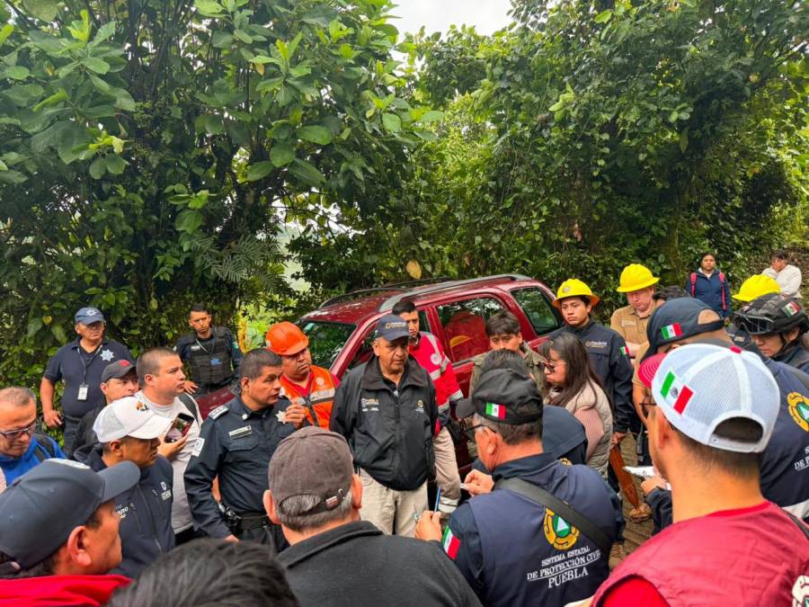 Protecci&oacute;n Civil refuerza labores de rescate de familia atrapada en gruta de Cuetzalan*