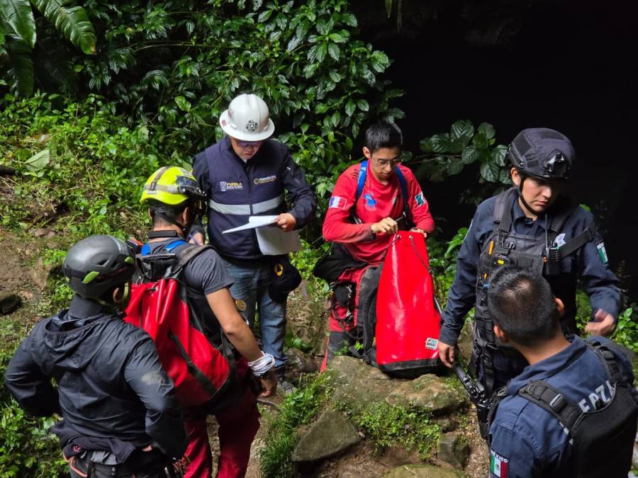 Ocho grupos especializados buscan a desaparecidos en Gruta Chichicazapan