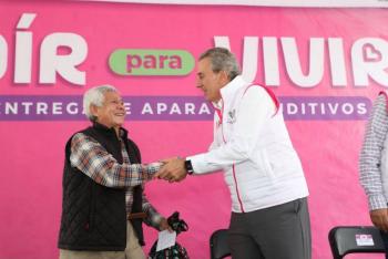 Pepe Chedraui entrega 50 aparatos auditivos para mejorar la calidad de vida de personas con discapacidad auditiva