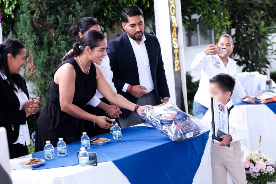 Lupita Cuautle acompa&ntilde;a a estudiantes de San Andr&eacute;s Cholula en la culminaci&oacute;n de su ciclo escolar
