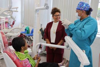 SMDIF Cuautlancingo entrega pr&oacute;tesis dental gratuita a adulta mayor