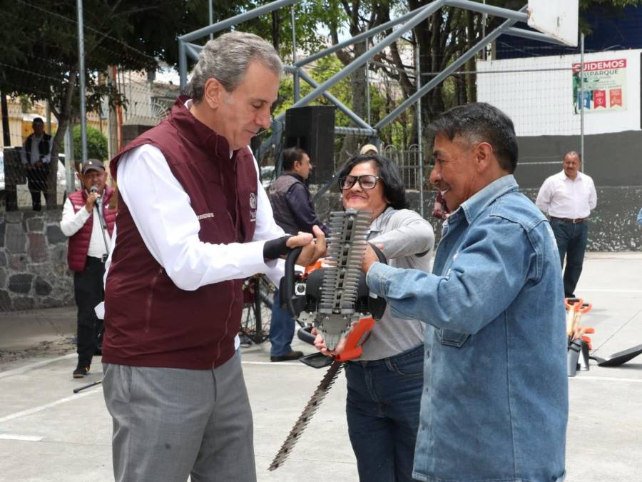 Entrega Pepe Chedraui herramienta a personal de Servicios P&uacute;blicos para el mantenimiento de la ciudad