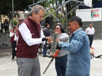 Entrega Pepe Chedraui herramienta a personal de Servicios P&uacute;blicos para el mantenimiento de la ciudad